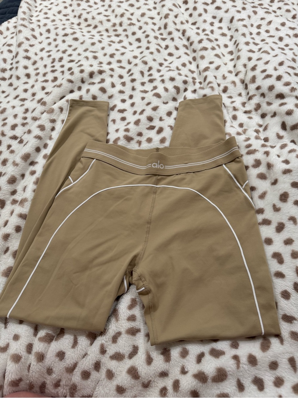 NWOT Alo Yoga Airlift High-Waist Suit Up Leggings Tan / Cream Piping – Size XL